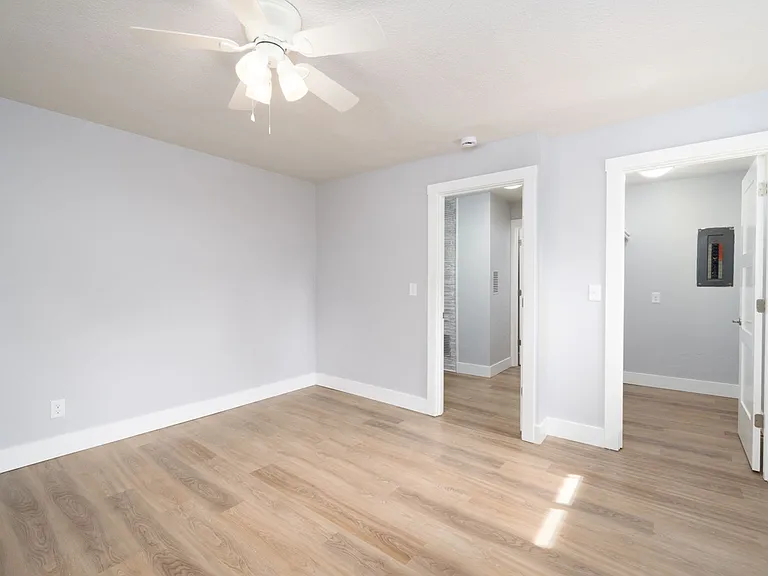 Columbia Court Apartments — Photo 43