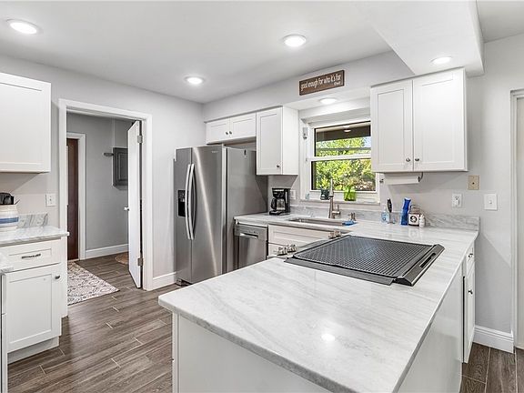 4th image of 4570 Tennyson Dr