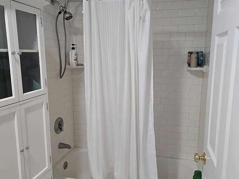 Upstsirs shower/bathtub