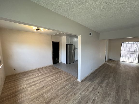 3rd image of 1914 W Ross Ave