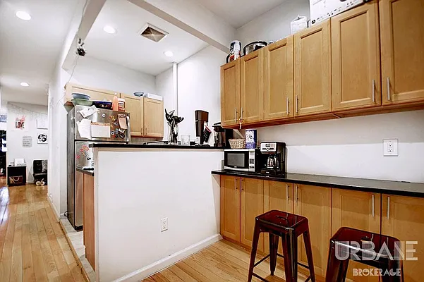 Rented by Urbane Brokerage | media 35