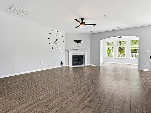6 bed, 4.0 bath, 4300 sqft, $3,050 — Photo 3