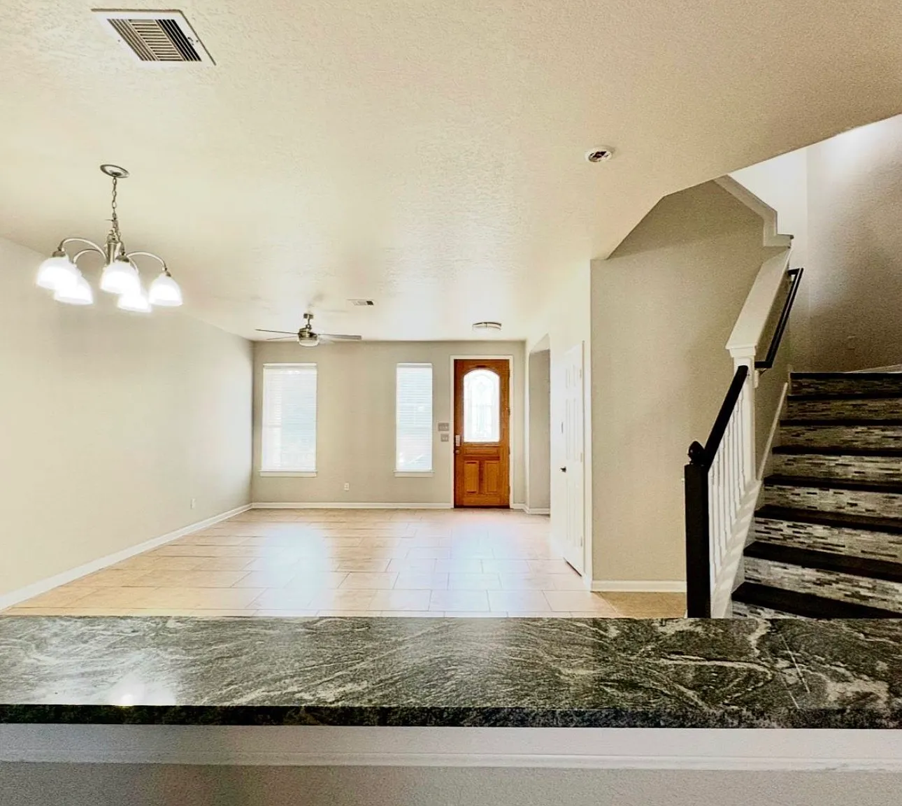 5 bed, 3550 sqft, $2,900 — Photo 3
