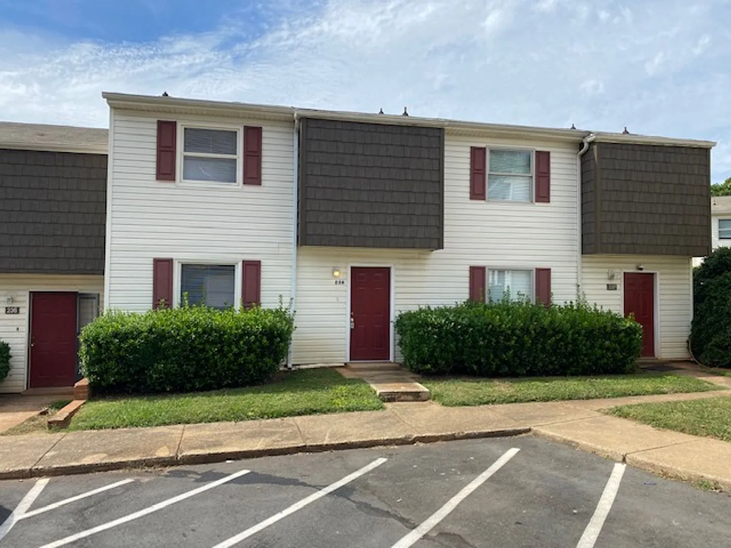 1/2 Mo Off Special 3 bed, 2 1/2 townhome - Sharon Lakes off S Blvd near light rail — Photo 1