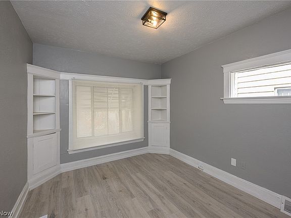 5th image of 686 E 92nd St