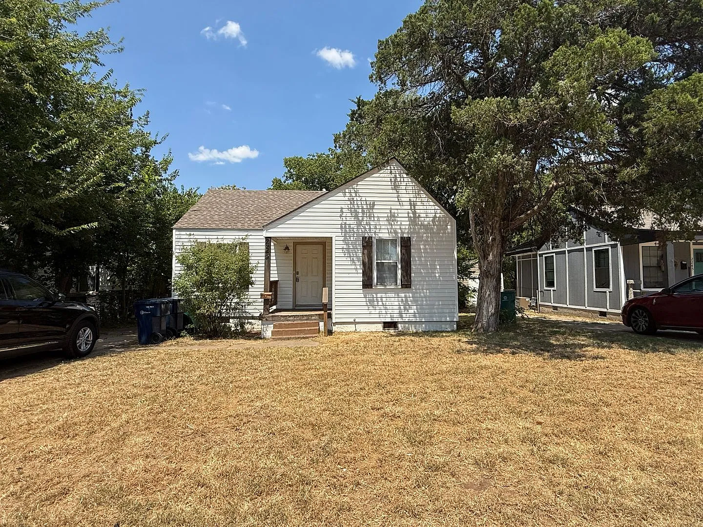 Charming 2 Bedroom Home with Fenced Yard and Plenty of Storage — Photo 2