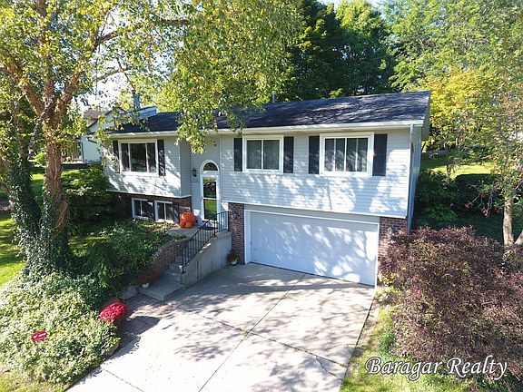 2nd image of 5595 Riverlook Dr NE