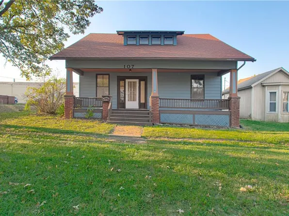 107 W Shawnee St, Paola, KS 66071