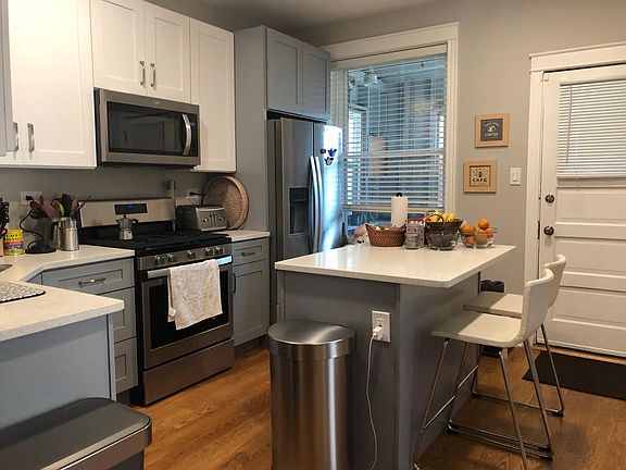 4th image of 2431 W Gunnison St #1