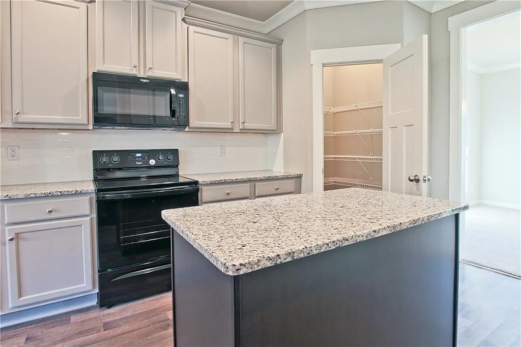 5 bed, 3.0 bath, 2736 sqft, $3,300 — Photo 4
