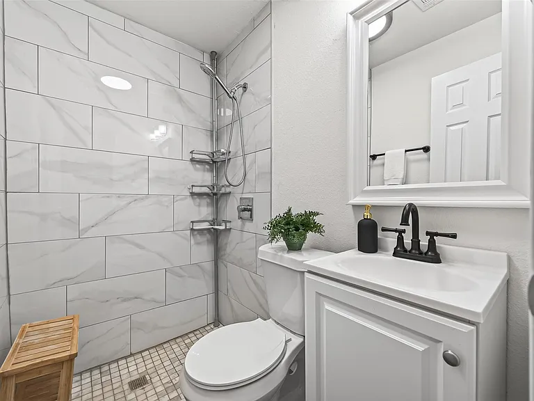 708 W Clay St — Photo 5