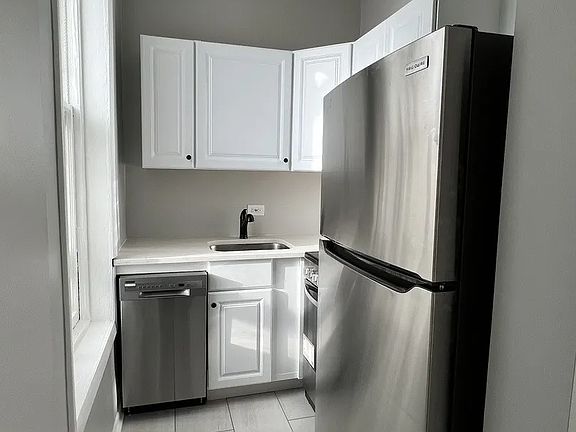 3rd image of 1942 N Lincoln Ave APT 1R