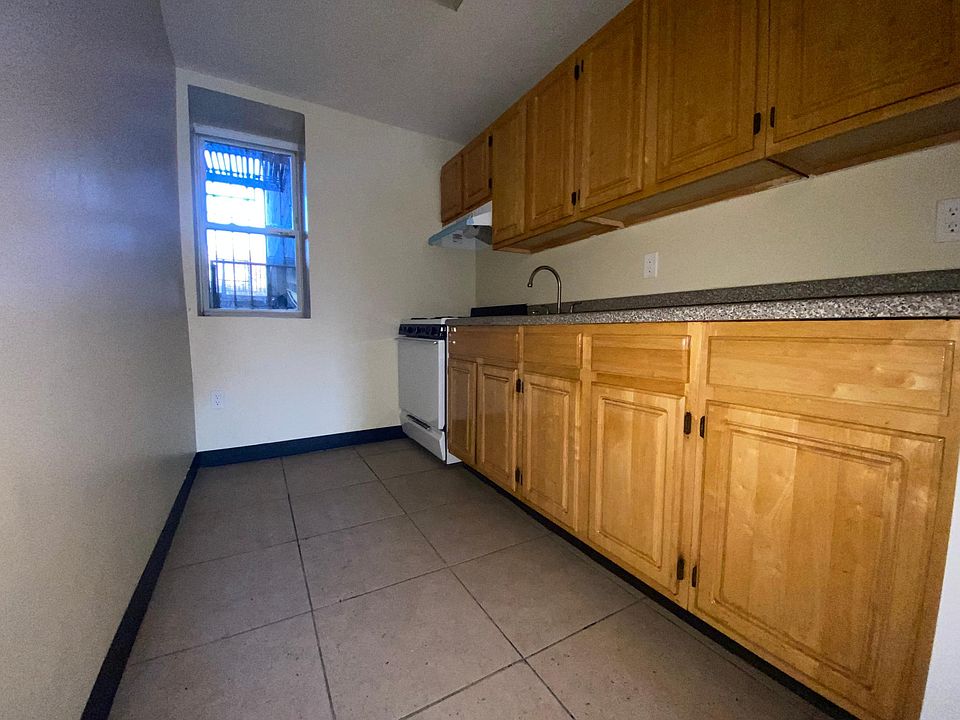 1st image of 285 Riverdale Ave