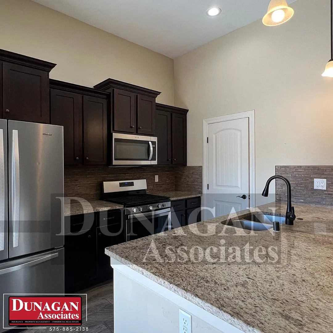 Newer Build-3 Bedroom, 2 Bath Home, Water Paid! — Photo 4