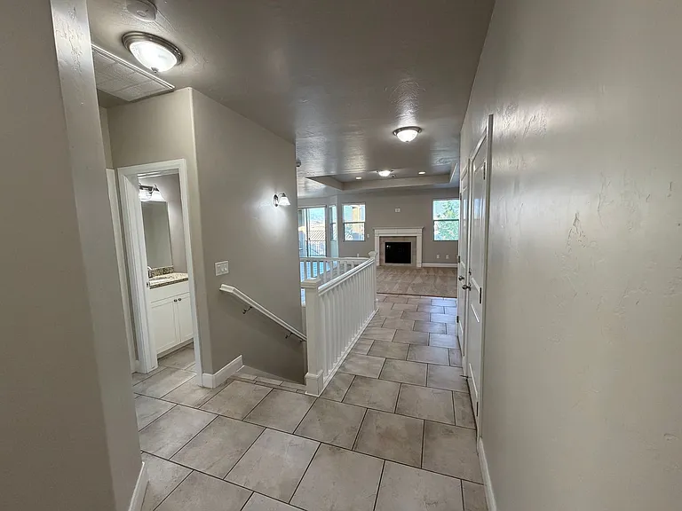 469 E Barcelona Dr — Photo 2