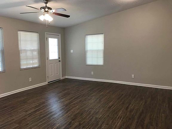 4th image of 320 Sprucewood Dr