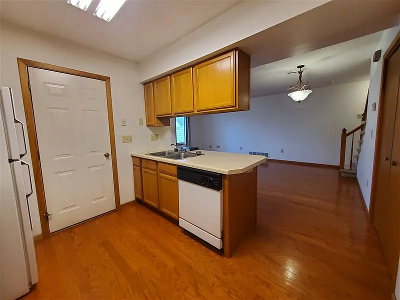 2 bed, 1.5 bath, 1062 sqft, $1,350 — Photo 3