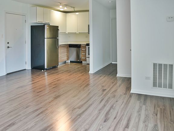 3rd image of 935 W Carmen Ave #7A