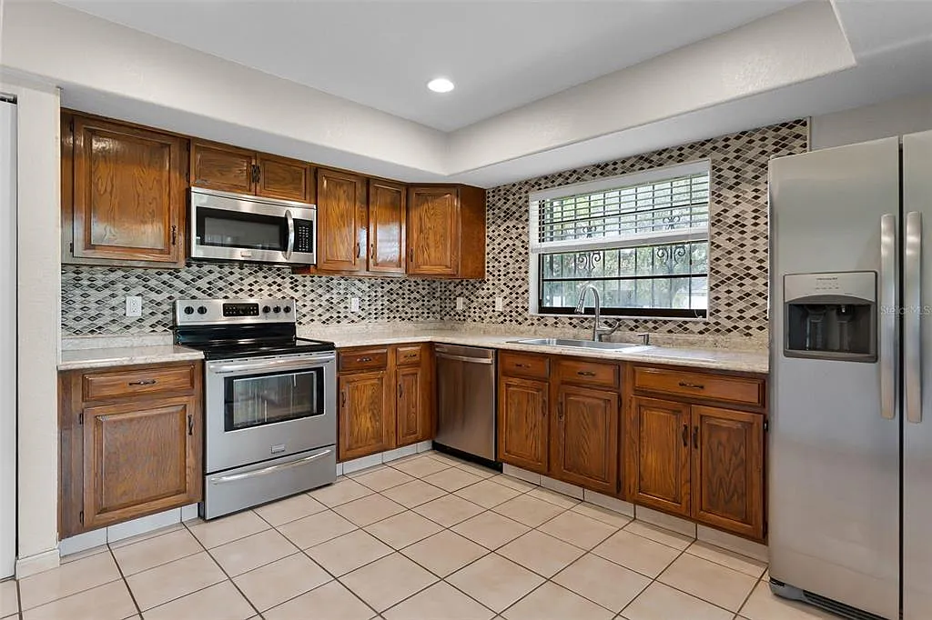 4 bed, 2.0 bath, 1741 sqft, $3,000 — Photo 4