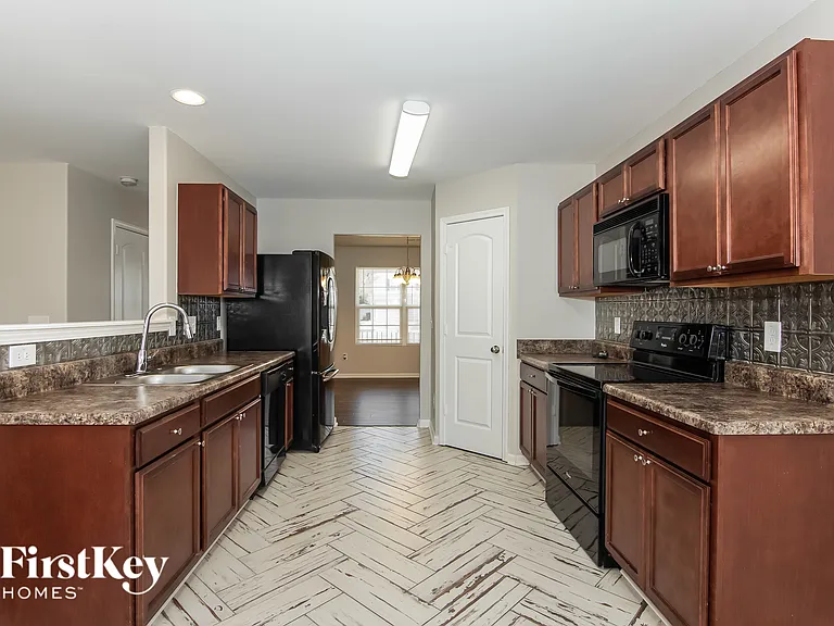 1544 Pecan Ln — Photo 5