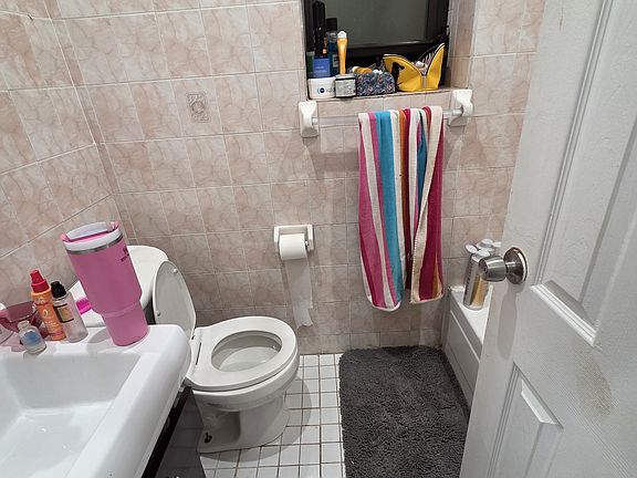 4th image of 611 E 11th St APT 2D