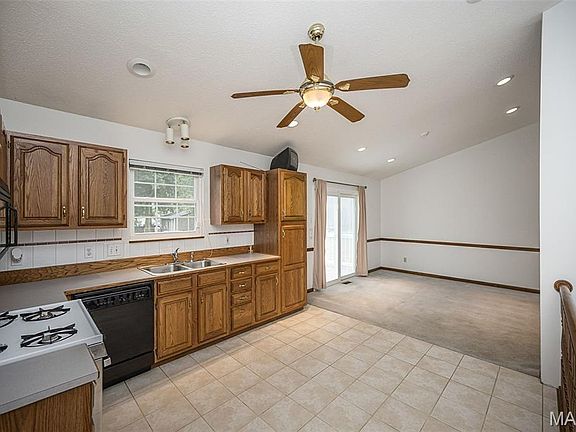 5th image of 825 Colleen Dr