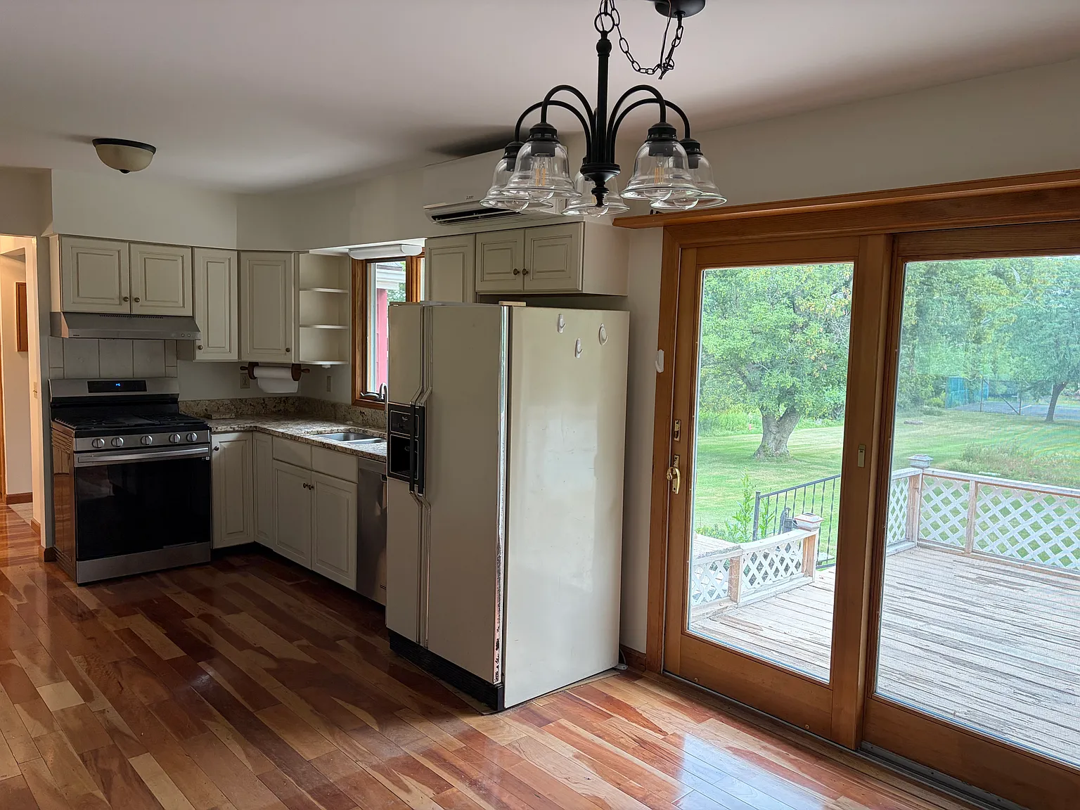 4 bed, 1689 sqft, $2,800 — Photo 2