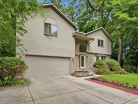 3rd image of 23605 Beech Rd