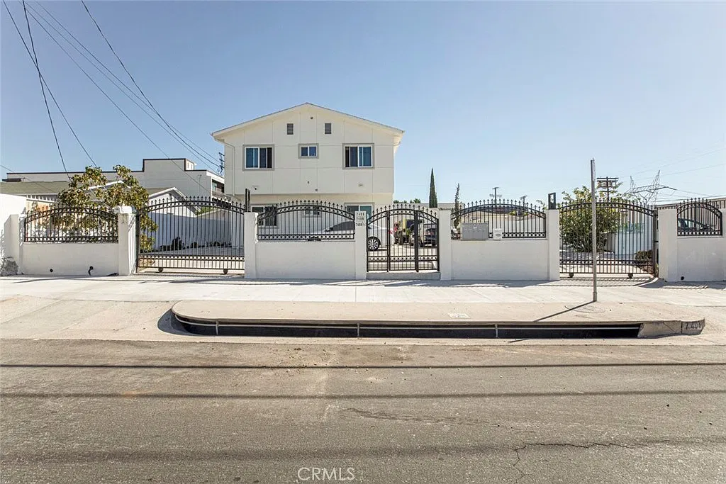 3 bed, 750 sqft, $2,675 — Photo 3