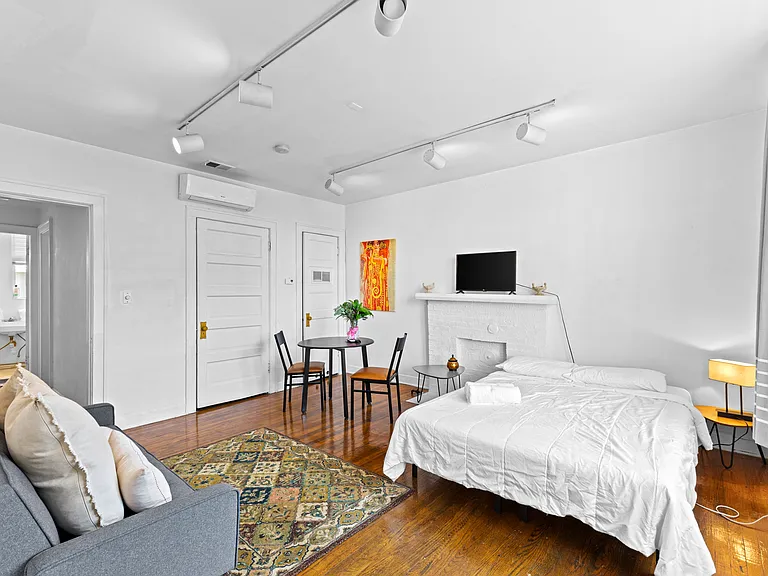 854 N High St #E — Photo 1