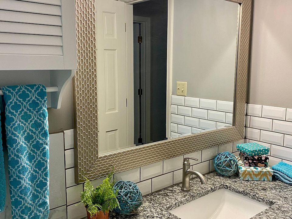 Main bath vanity, granite countertop