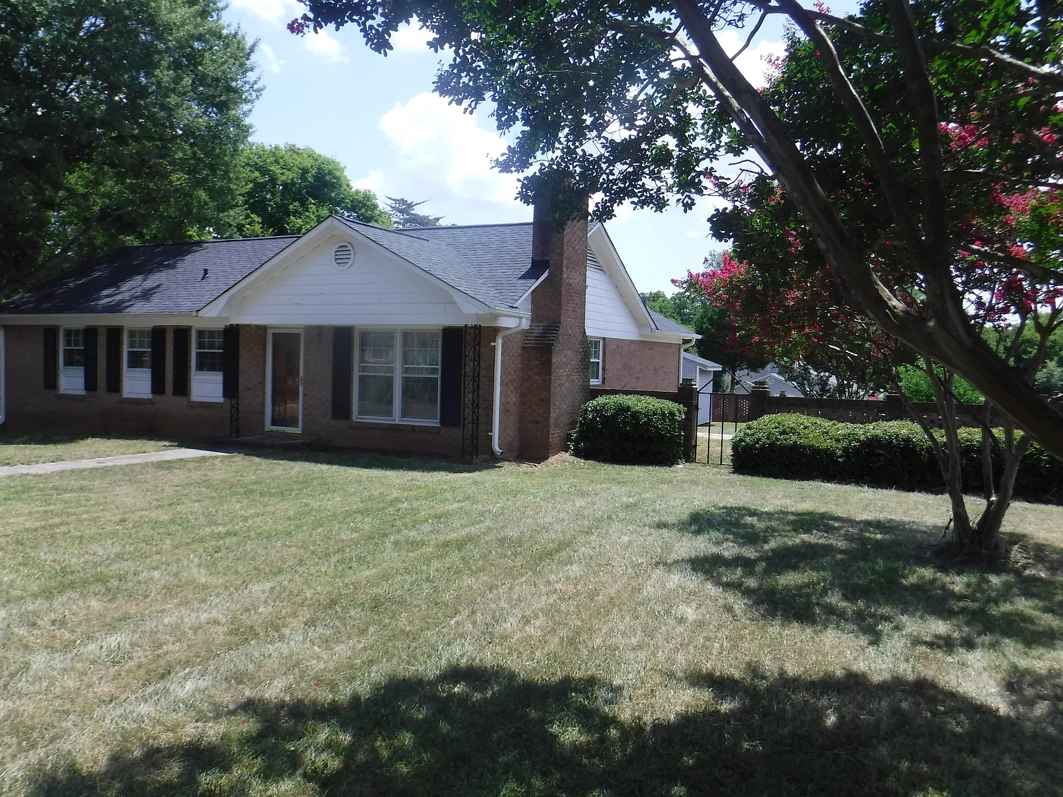 3 bed, 1.5 bath, 1221 sqft, $1,700 — Photo 2