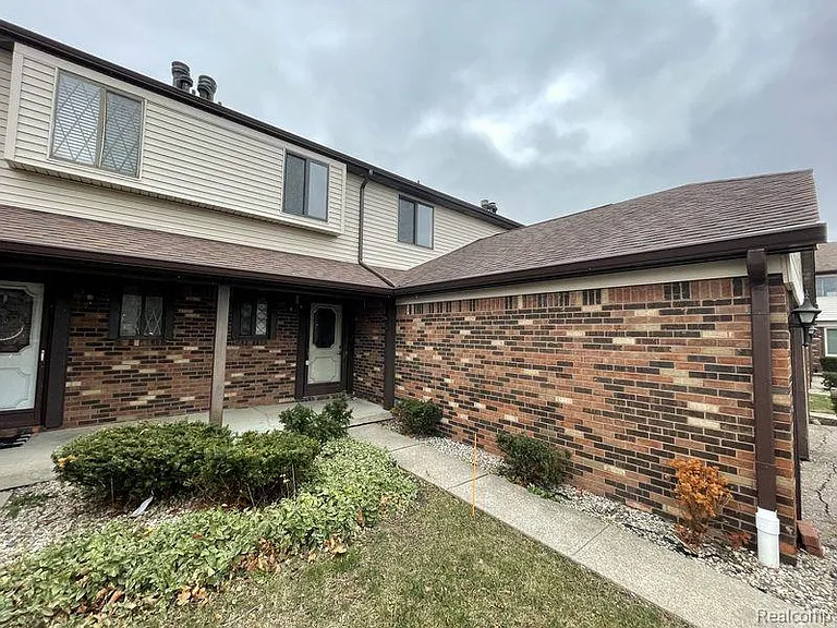 8484 Pepper Ridge Dr — Photo 1