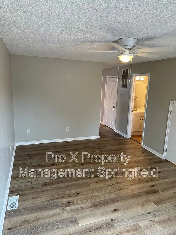 2 bed, 1.5 bath, 959 sqft, $945 — Photo 2