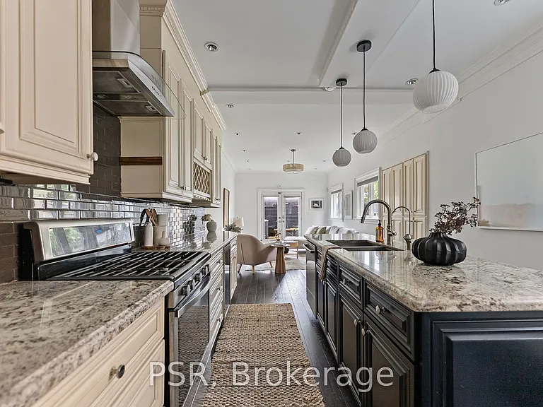 126 Dovercourt Rd — Photo 12