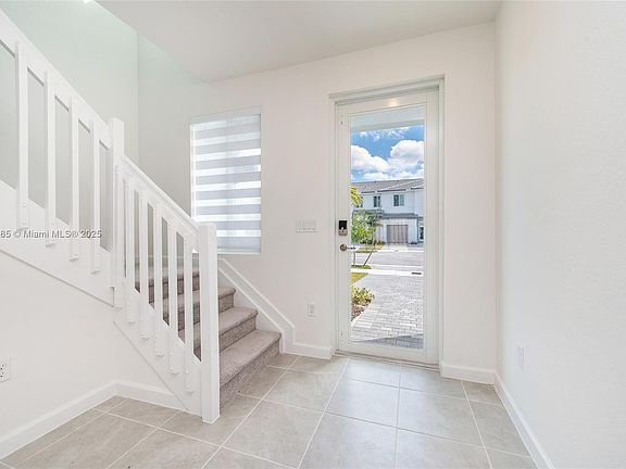 5th image of 725 SE Thirteen Street Cir #725