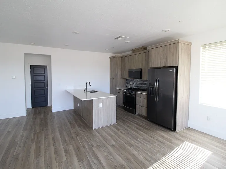 10991 N Blackberry Dr — Photo 2