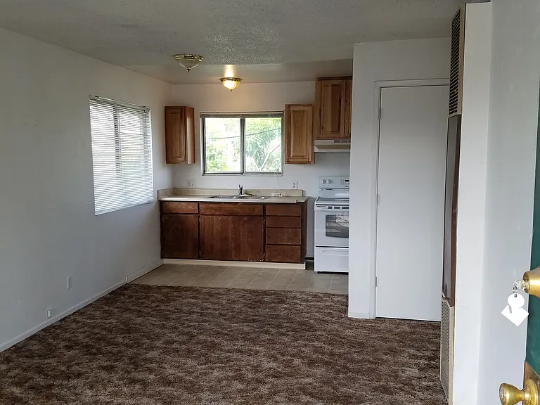 1231 E 7th St #B — Photo 2