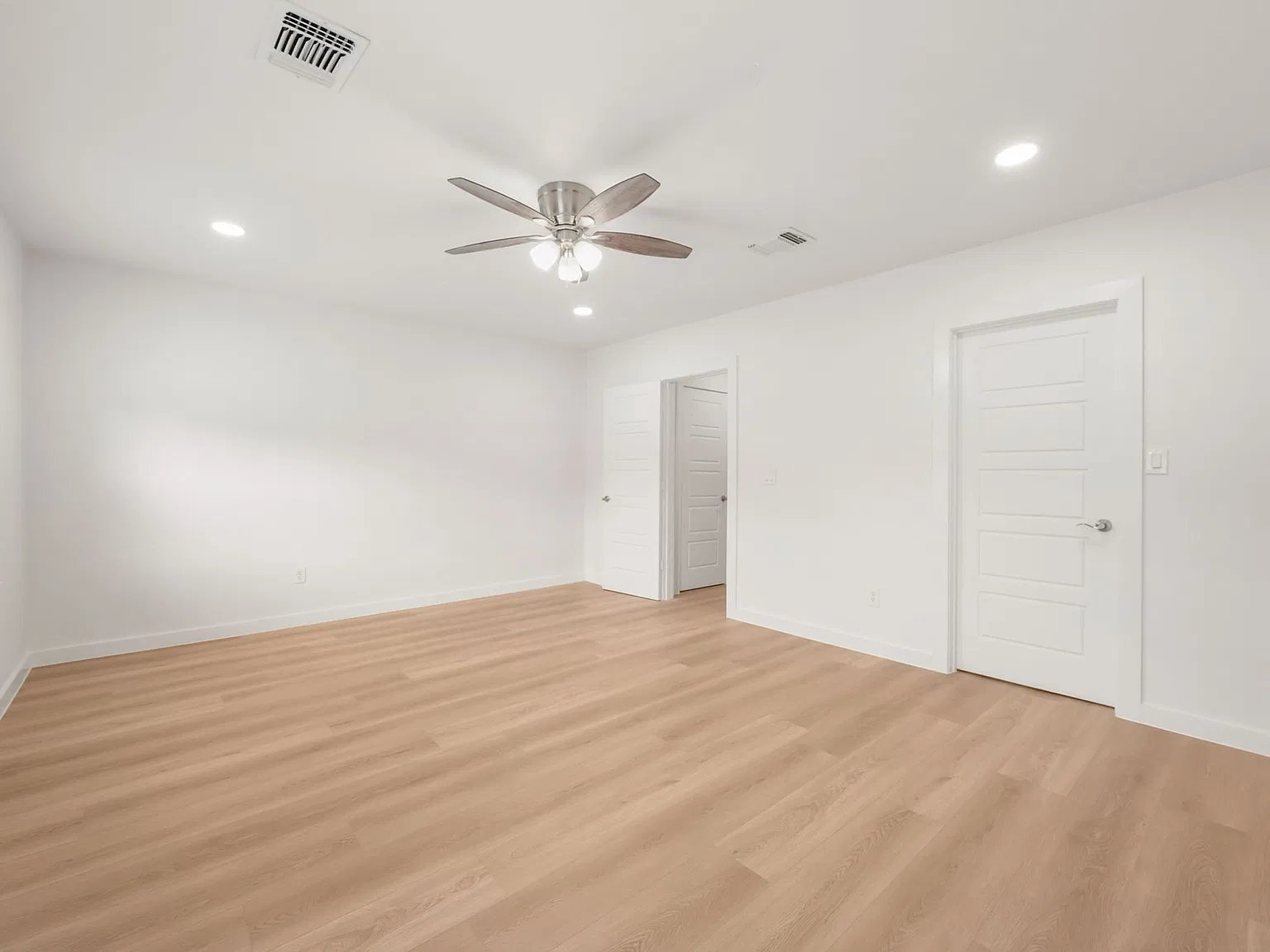 4 bed, 1840 sqft, $2,450 — Photo 4