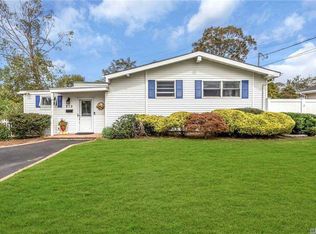 213 Brook St, Oakdale, NY 11769