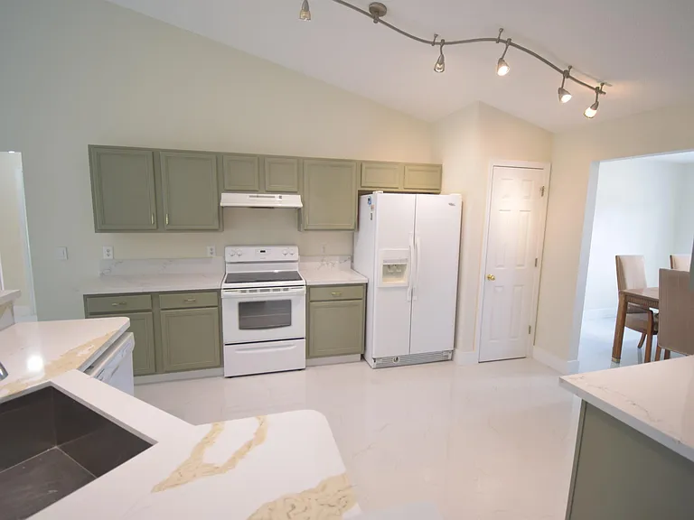 2198 SW Cameo Blvd — Photo 4