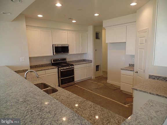 5th image of 400 Richard Roberts St