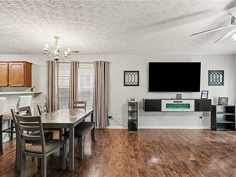 413 Erin Ct — Photo 6