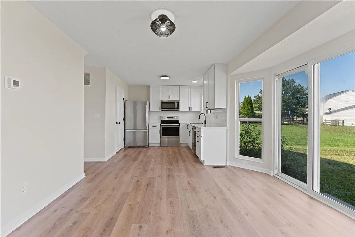 3 bed, 2.5 bath, 1256 sqft, $2,395 — Photo 4