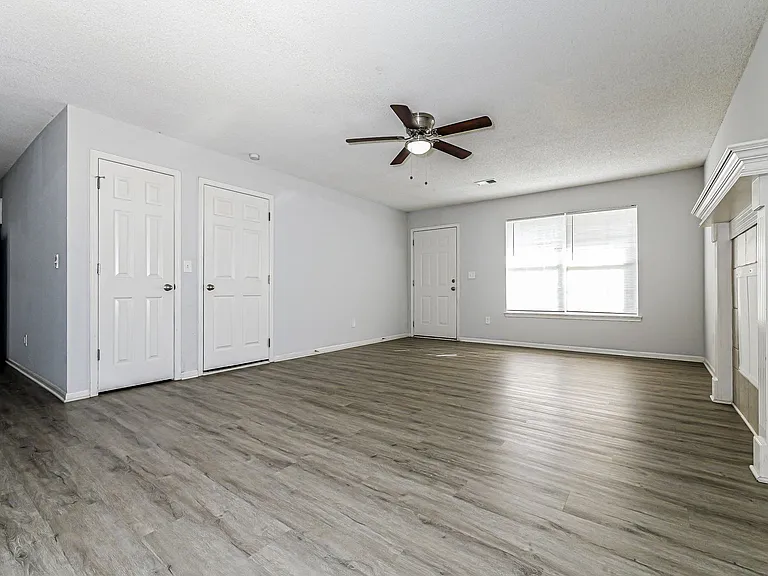 305 NW Woodbury Dr — Photo 3