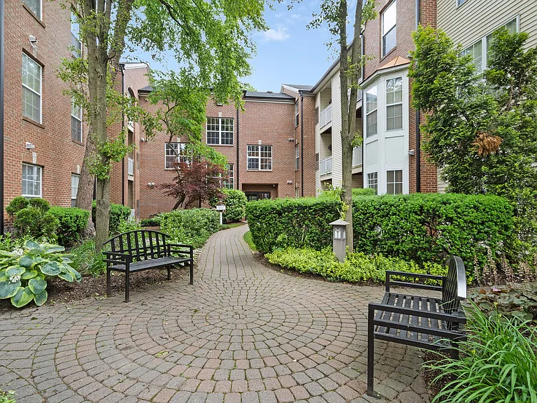 Columbia Court — Photo 57