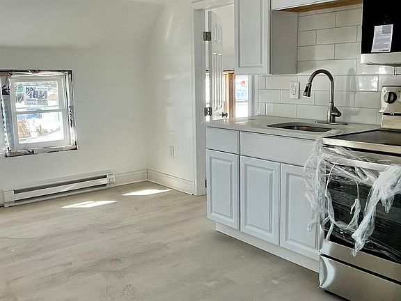 2nd image of 302 Jefferson St #2