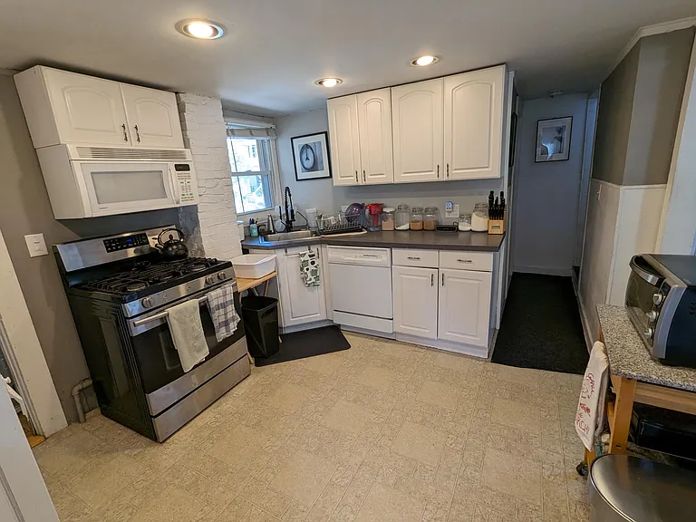 140 Grove St — Photo 6