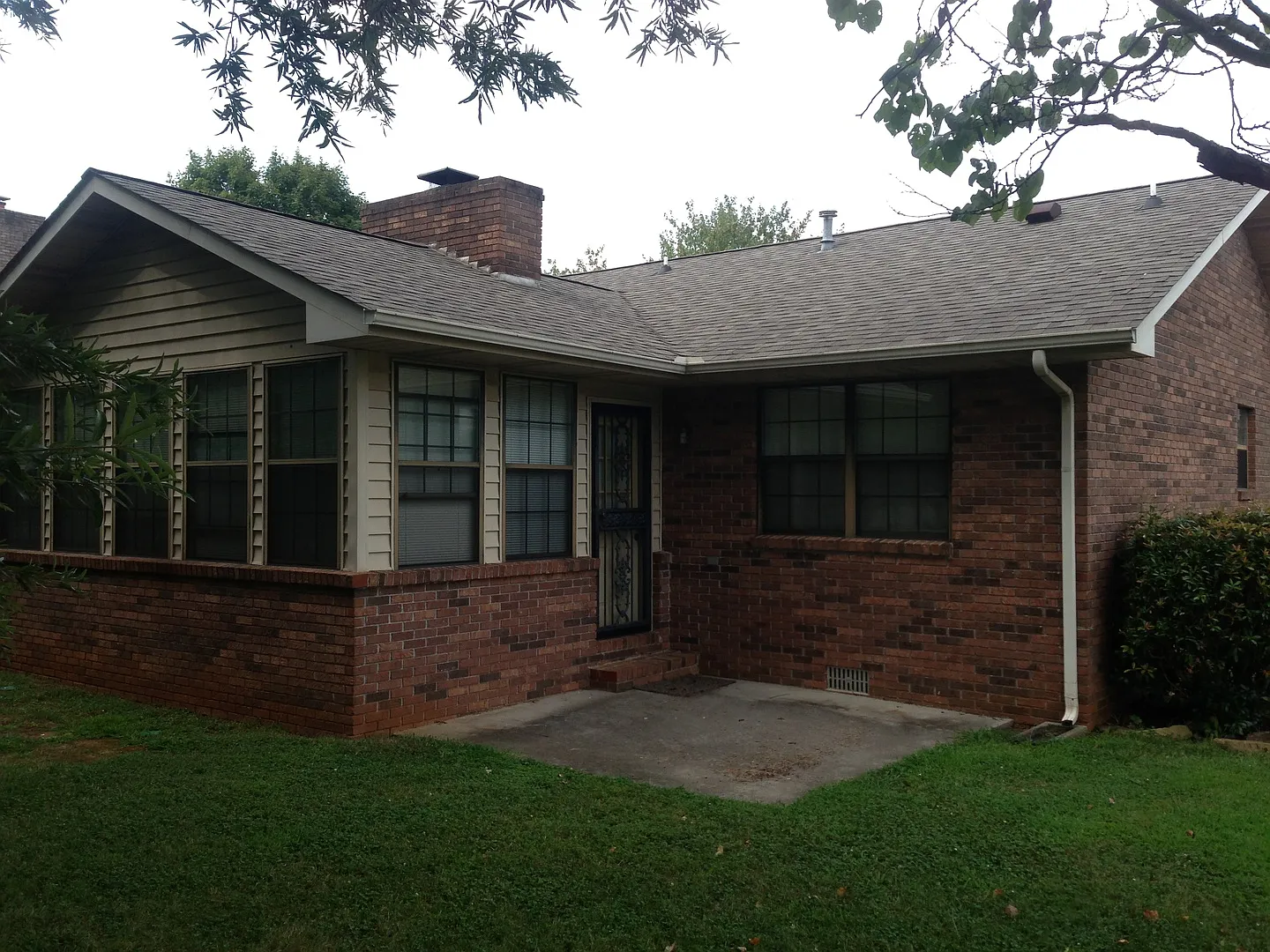 City of Maryville, 3 bedroom, 2 car garage, freshly painted, LVP flooring throughout — Photo 2
