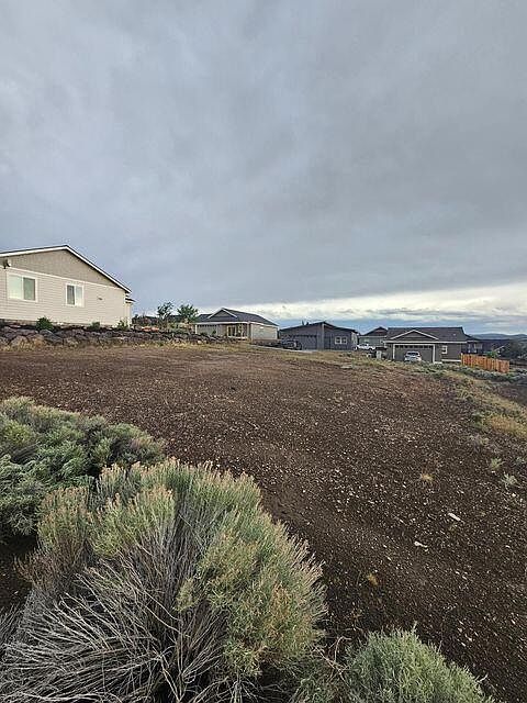 2nd image of 1053 SE Greenleaf Ln